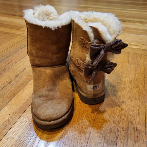 UGG Short Brigitte Bow Chestnut Suede Double Bow Boots, 1016033, Good Cond Sz 6 - Picture 2 of 11